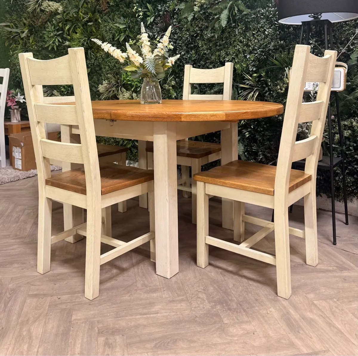 Extending oak kitchen table & 4 chairs - Image 1