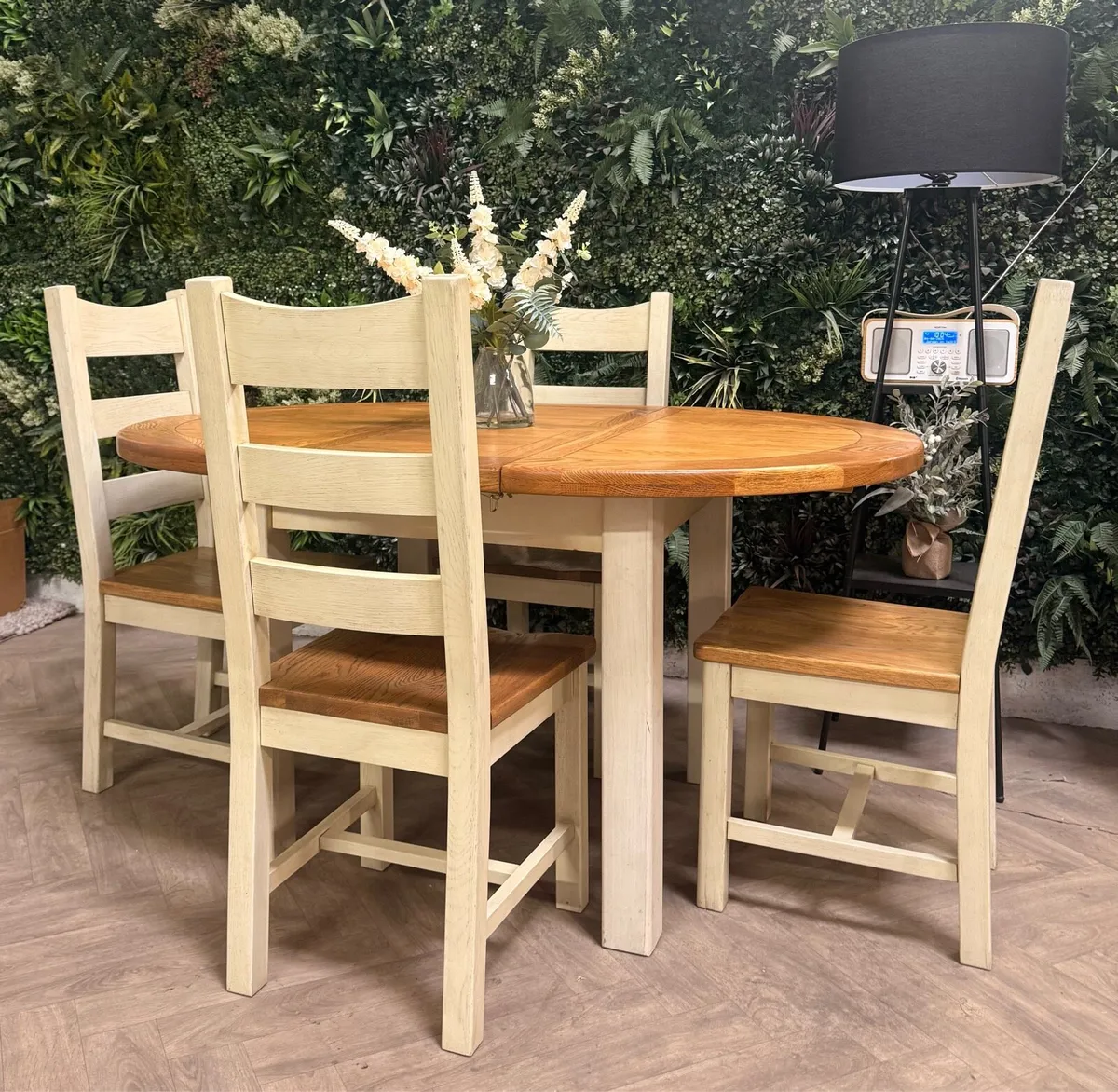 Extending oak kitchen table & 4 chairs - Image 3