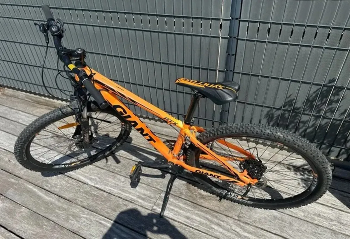 ADULTS GIANT ATX 2 27.5"WHEEL ADULT BIKE IN GOOD W - Image 1
