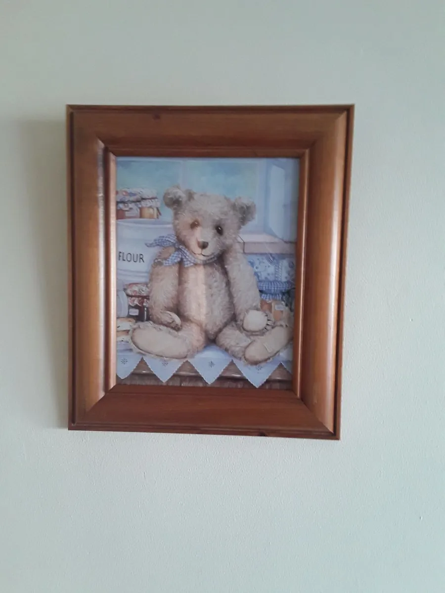 Picture of a lovely teddy bear in pine frame - Image 1