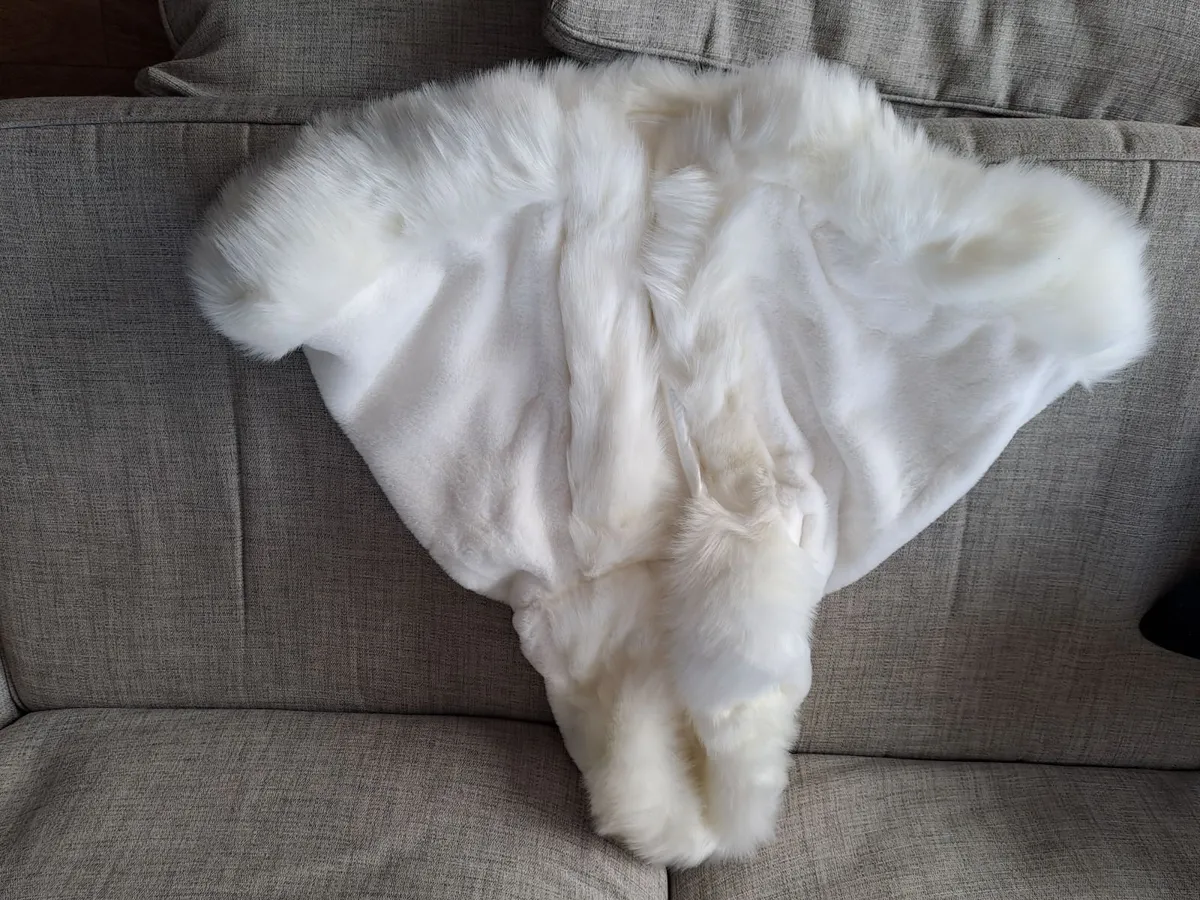 Elegant sleeveless ivory faux fur wedding wrap. - Image 4