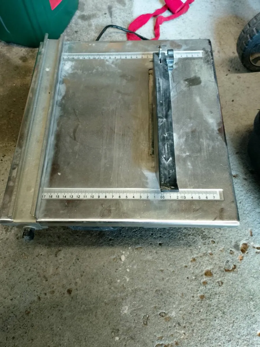 Tile cutter - Image 1
