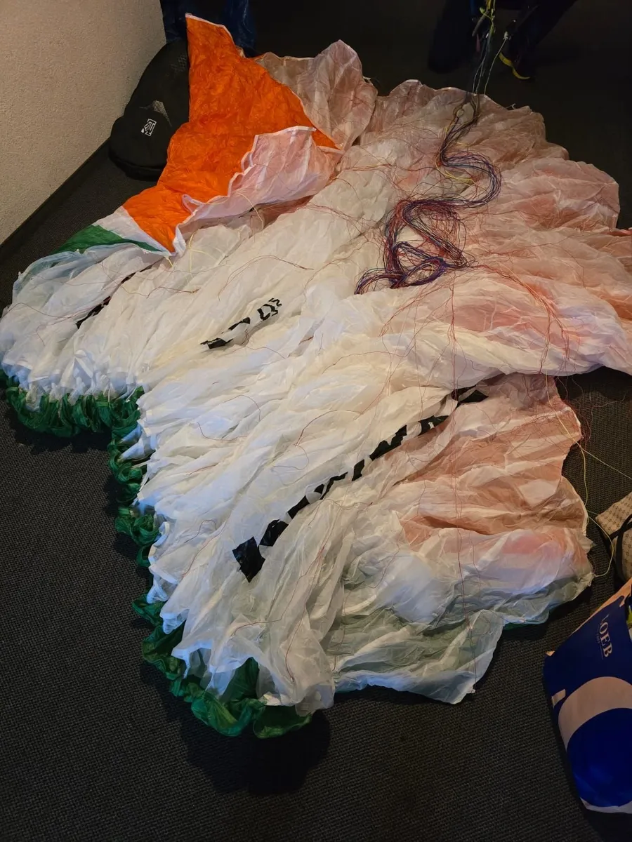 Paraglider and reversible harness - Image 3