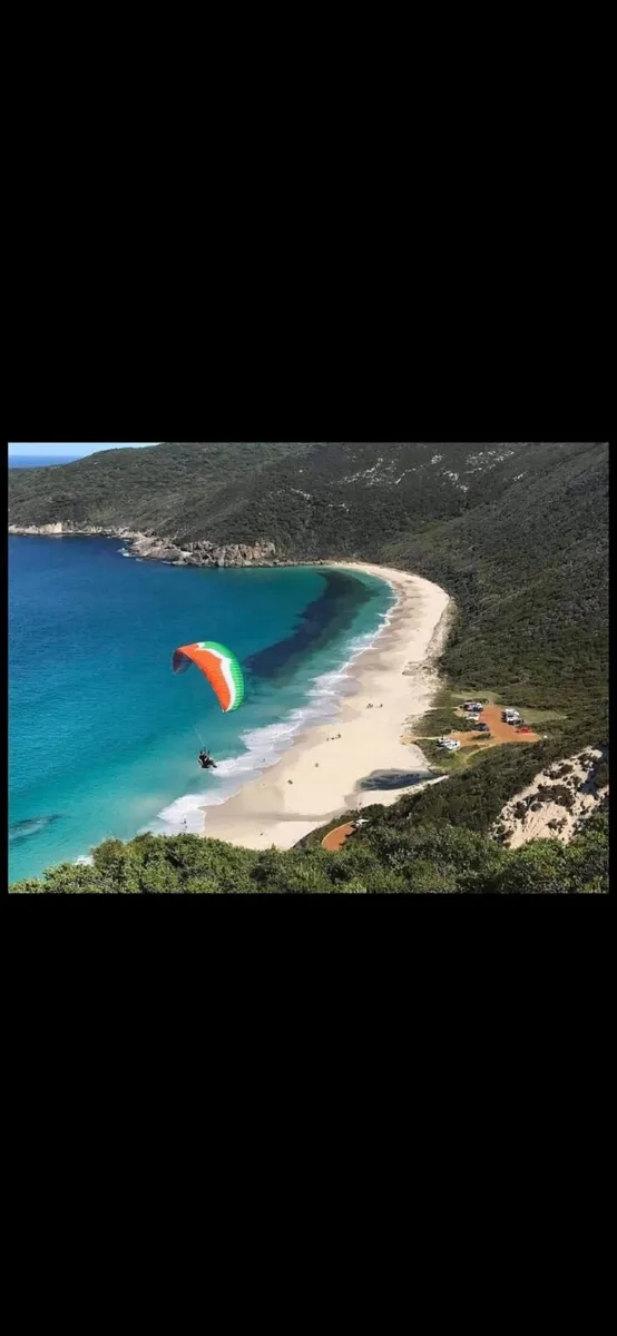 Paraglider and reversible harness - Image 1