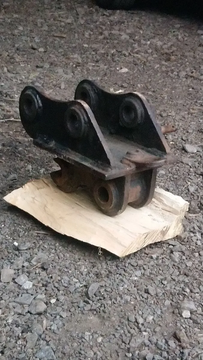 VOLVO 2.5 TON DIGGER HITCH - Image 2