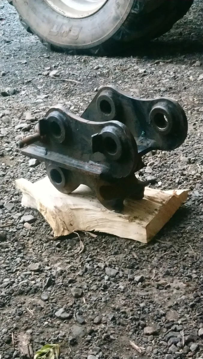 VOLVO 2.5 TON DIGGER HITCH - Image 1