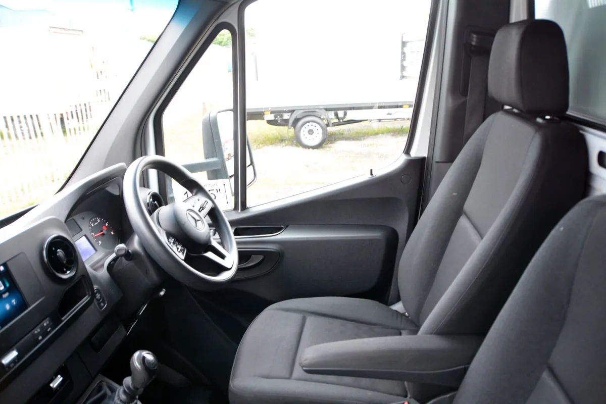 Mercedes-Benz Sprinter Luton & 500kg lift - Image 4