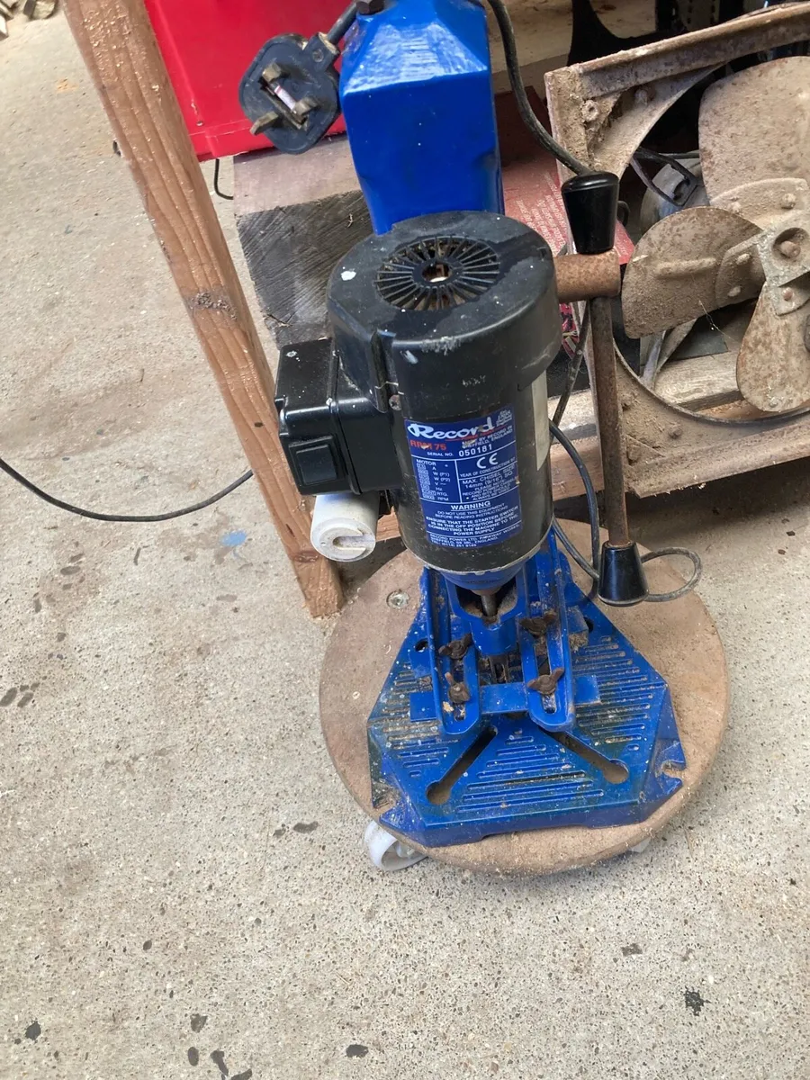 Morticing machine and chop saw - Image 1
