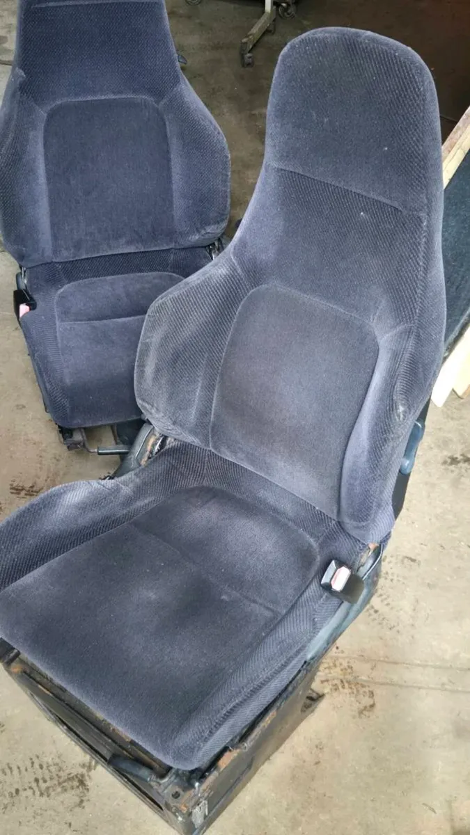 Swivel seats for Camper and bed - Image 1