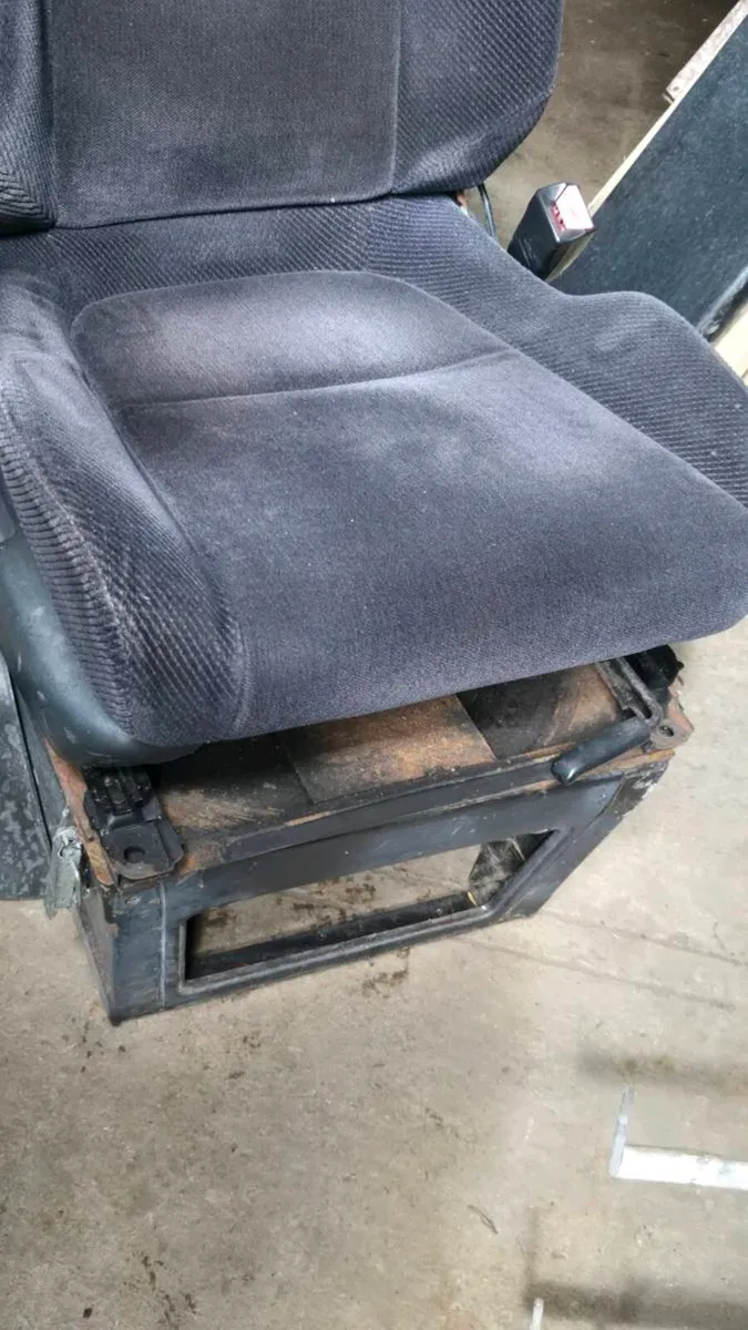 Swivel seats for Camper and bed - Image 2