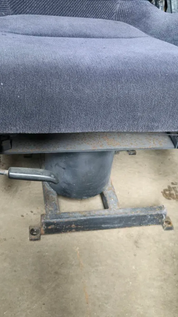 Swivel seats for Camper and bed - Image 3