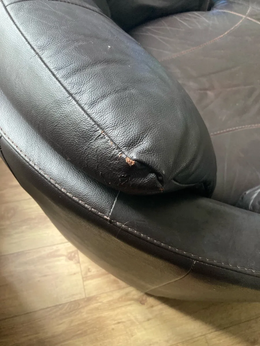 Large circular leather swivel chair and foot stool - Image 4