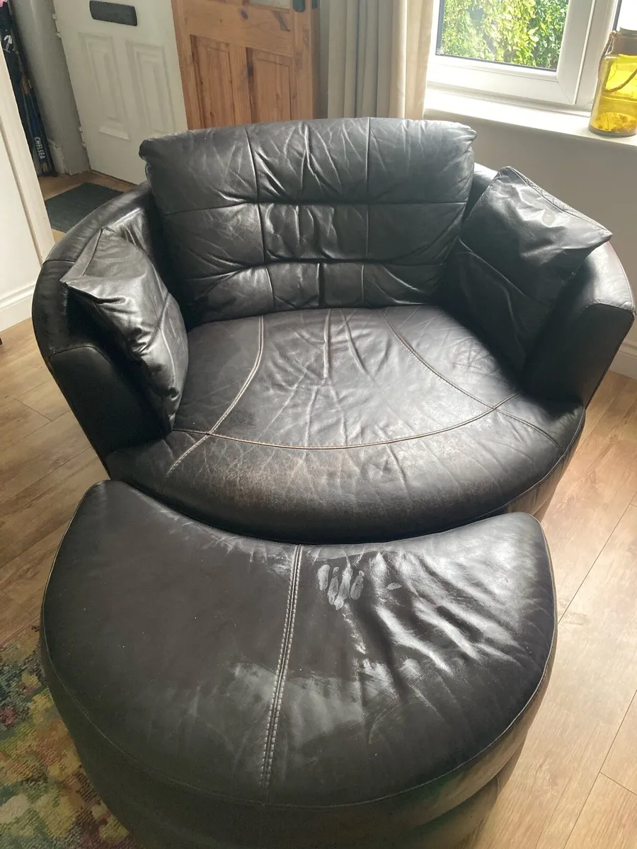 Large circular leather swivel chair and foot stool - Image 1