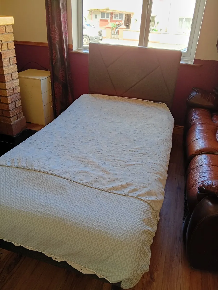 Single bed - Image 1
