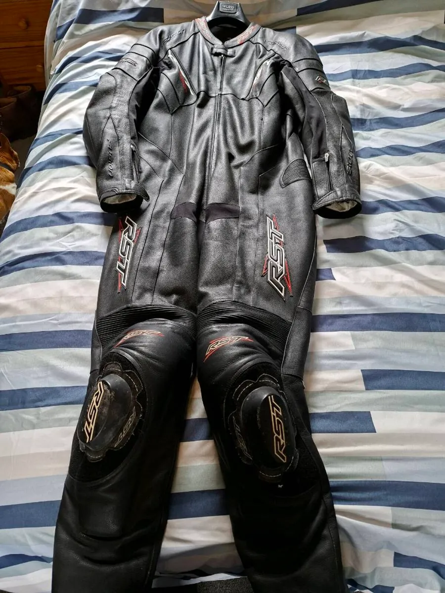 Leather suit and jacket plus pants - Image 1