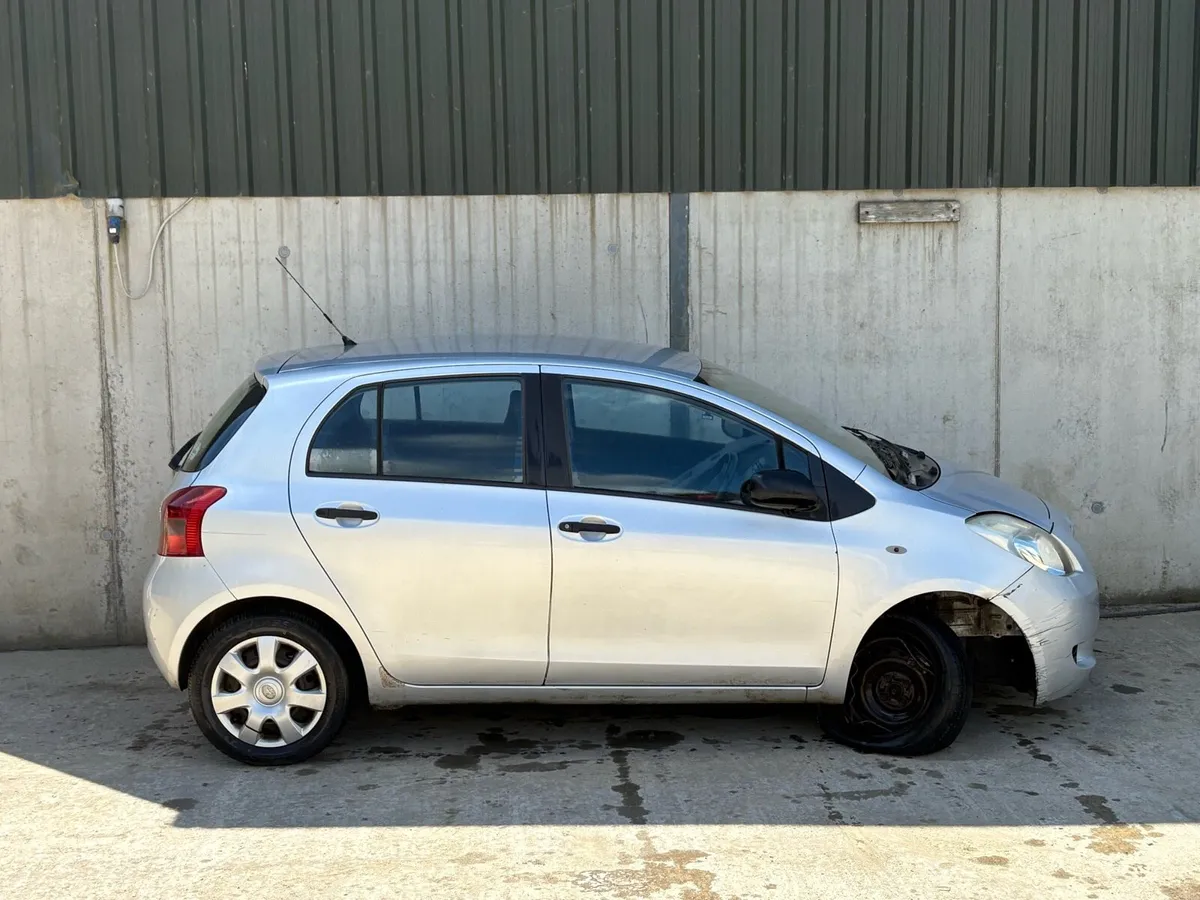 2009 Toyota Yaris for parts - Image 4