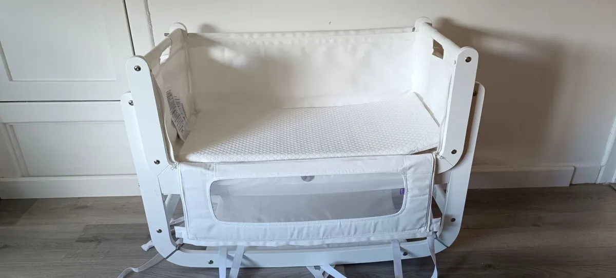 White SnuzPod – Great Condition (Barely used) - Image 2