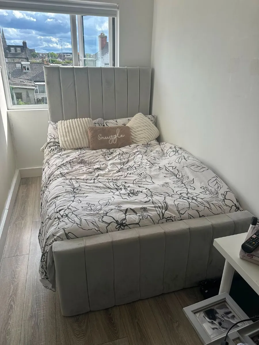 Bed - Image 1