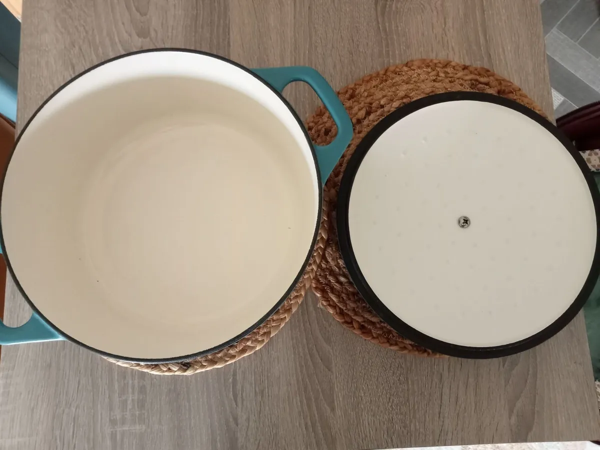 Le Creuset Cooking Pot - Image 2