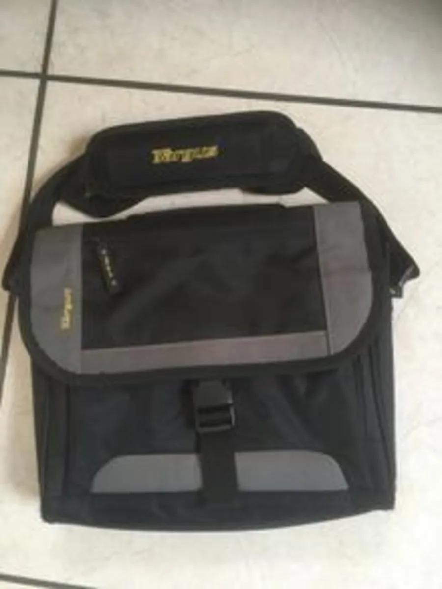Targus Carry Bag for iPad, Tablet or Small Laptop - Image 3