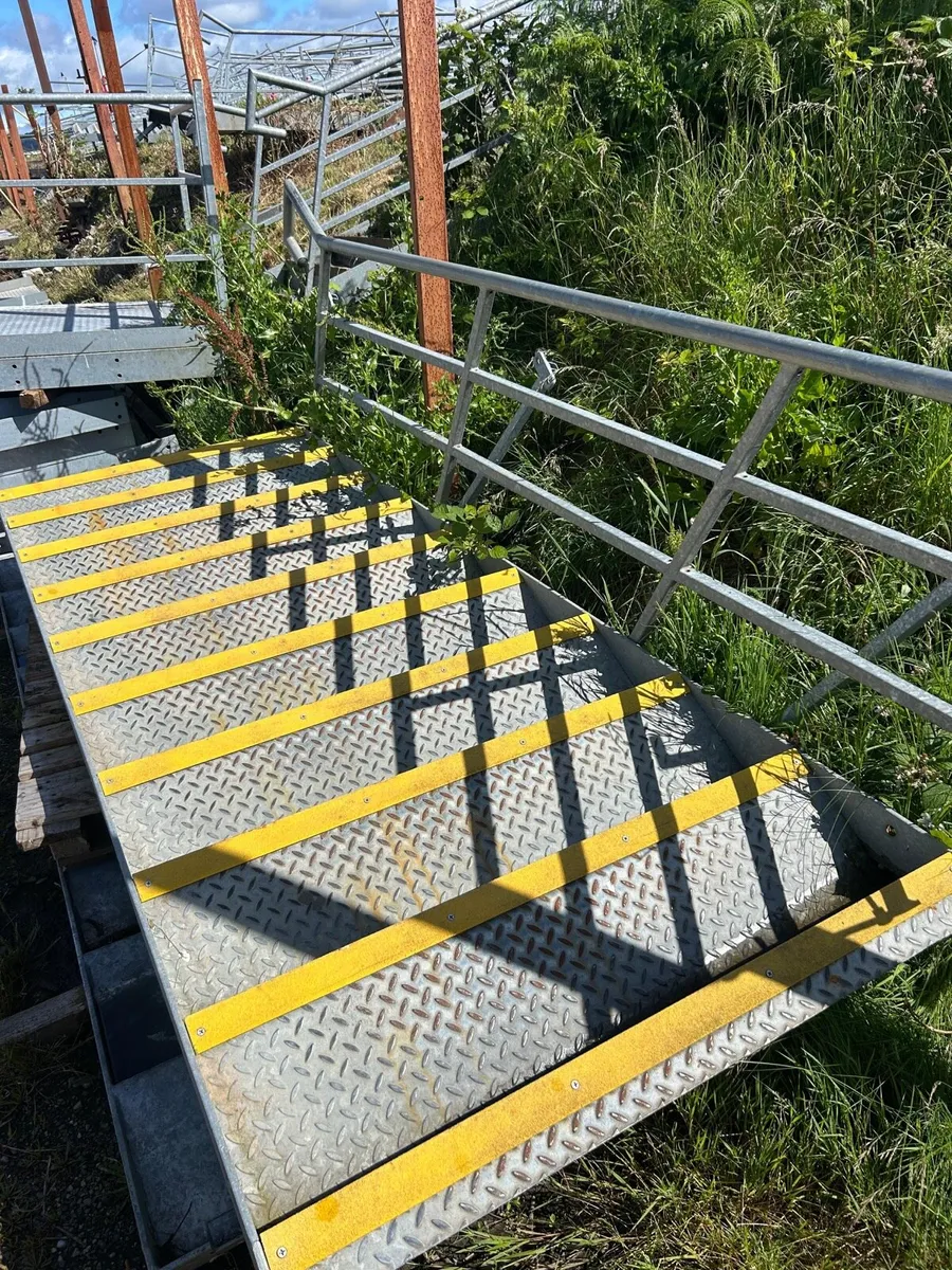 Steel stairs and platforms - Image 1