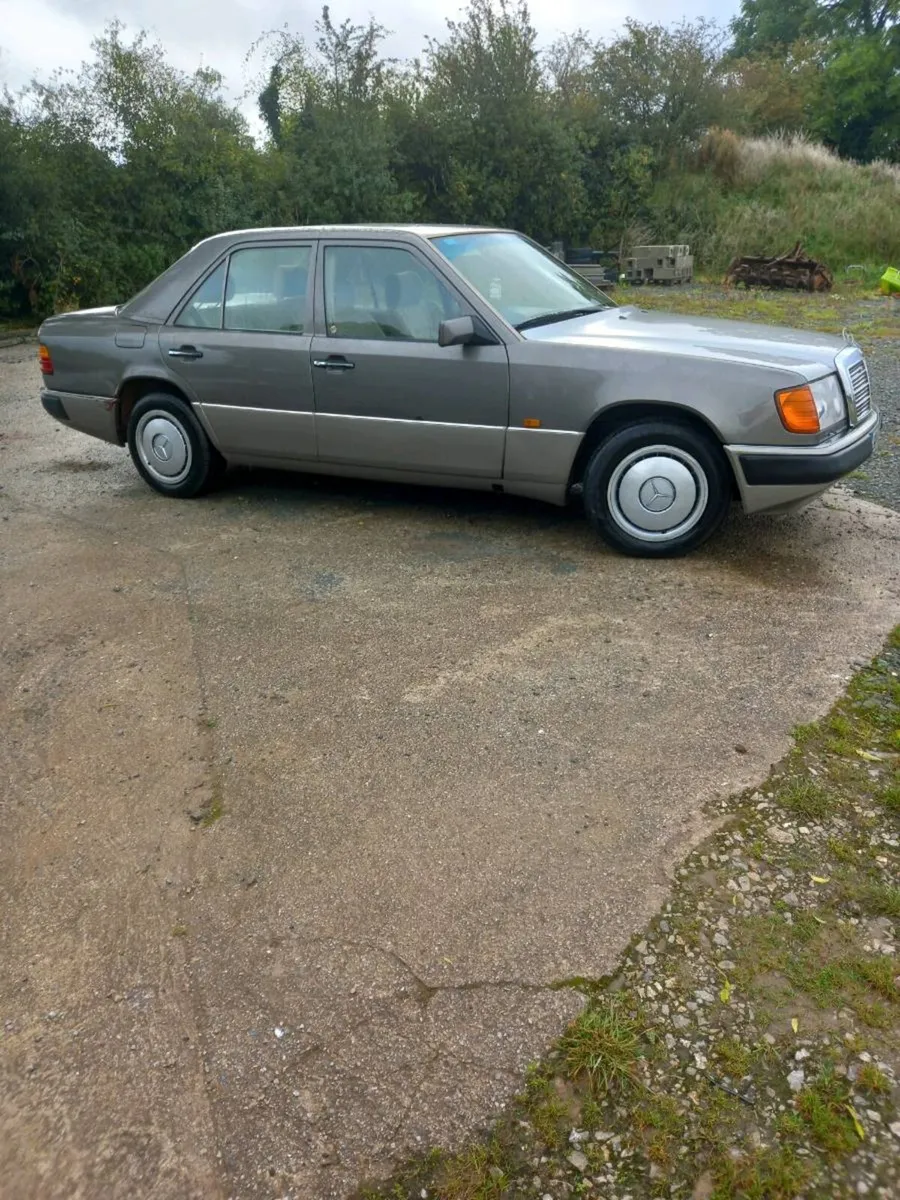 Mercedes W 124  2.3 petrol auto. - Image 1