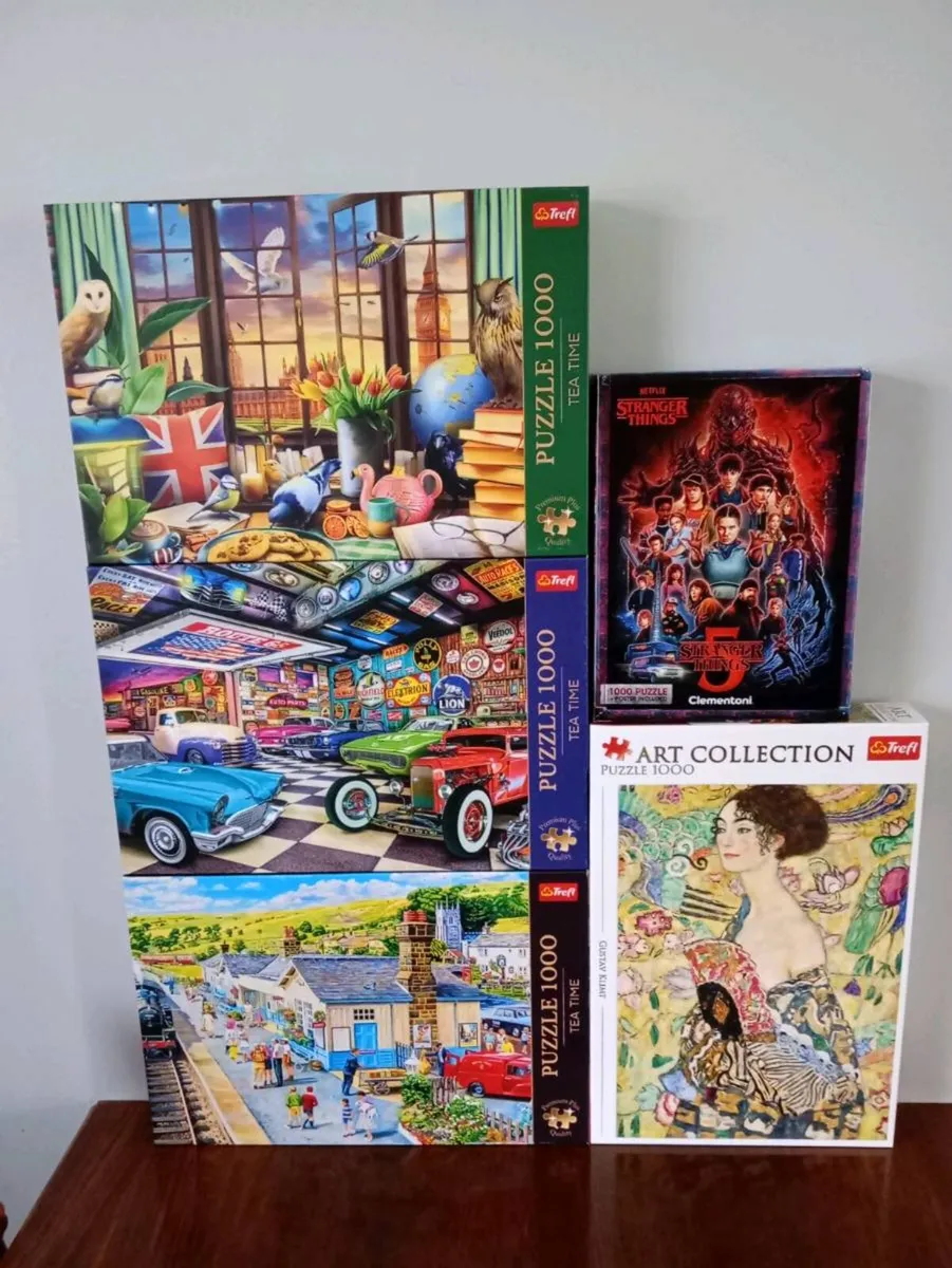 Jigsaw puzzles and books - Image 1