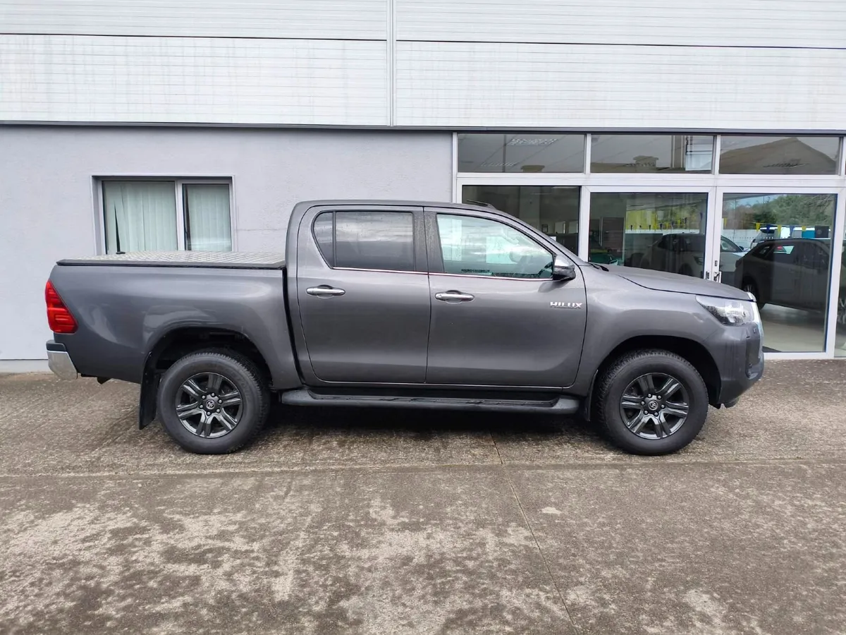Toyota Hilux 2021 Double Cab SR5 - Image 2
