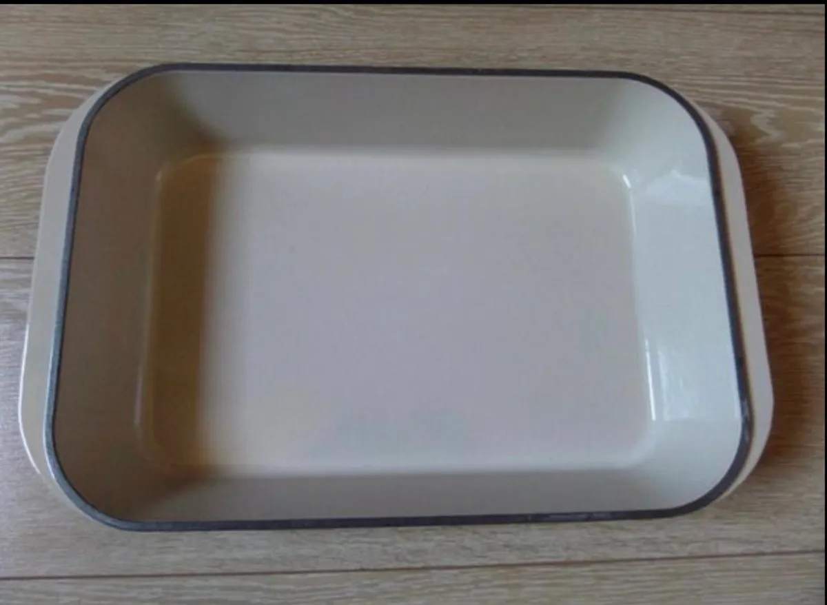 Le Creuset enamelled cast iron roasting dish - Image 1