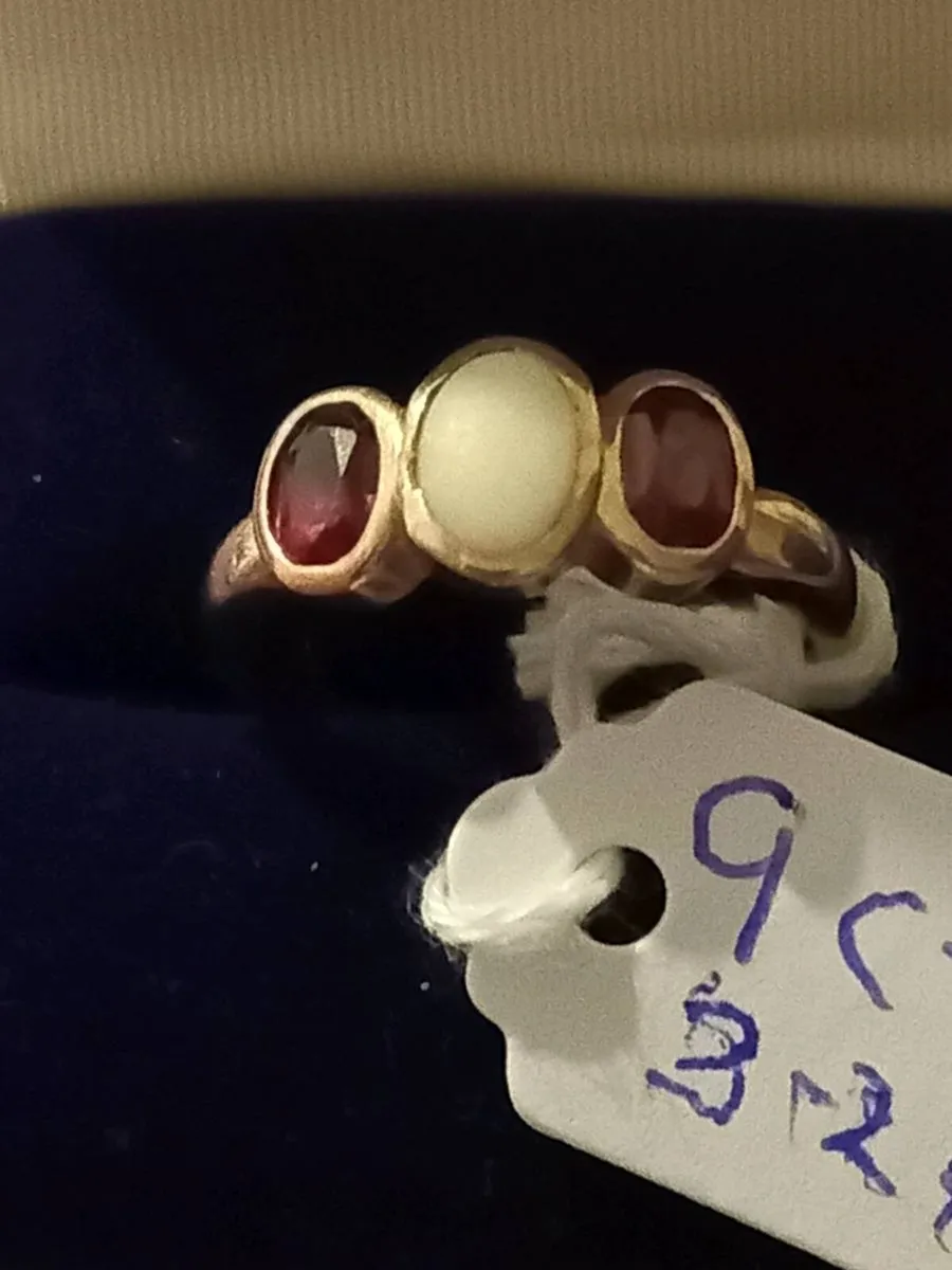 9ct gold garnets and opal ring