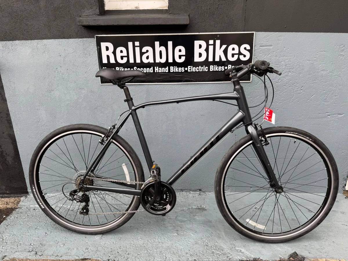 Giant Escape Hybrid Bike - Image 1