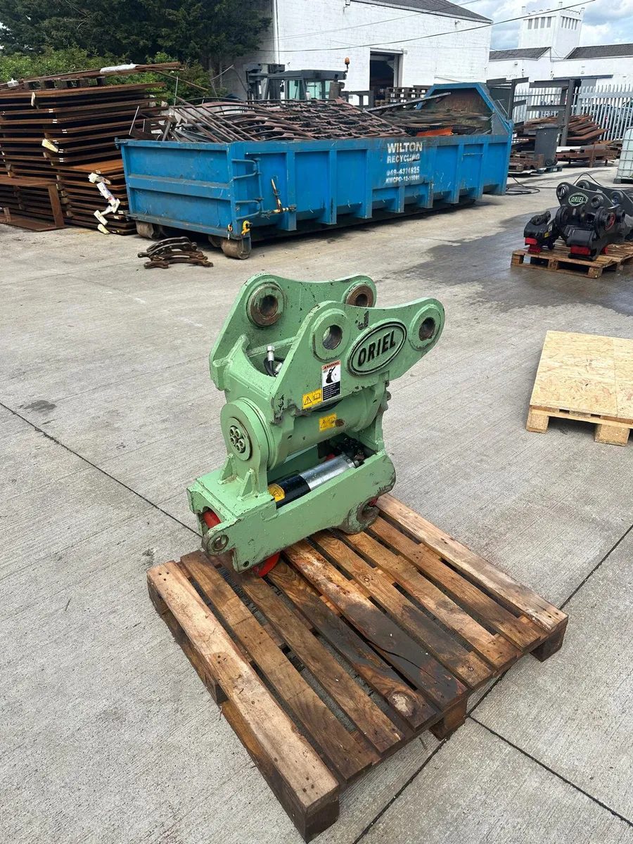 Oriel HELAC Tilting Coupler  to suit Hitachi ZX130 - Image 1