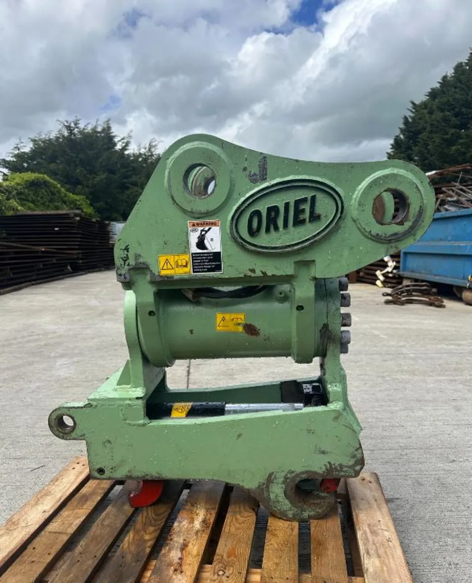 Oriel HELAC Tilting Coupler  to suit Hitachi ZX130 - Image 2