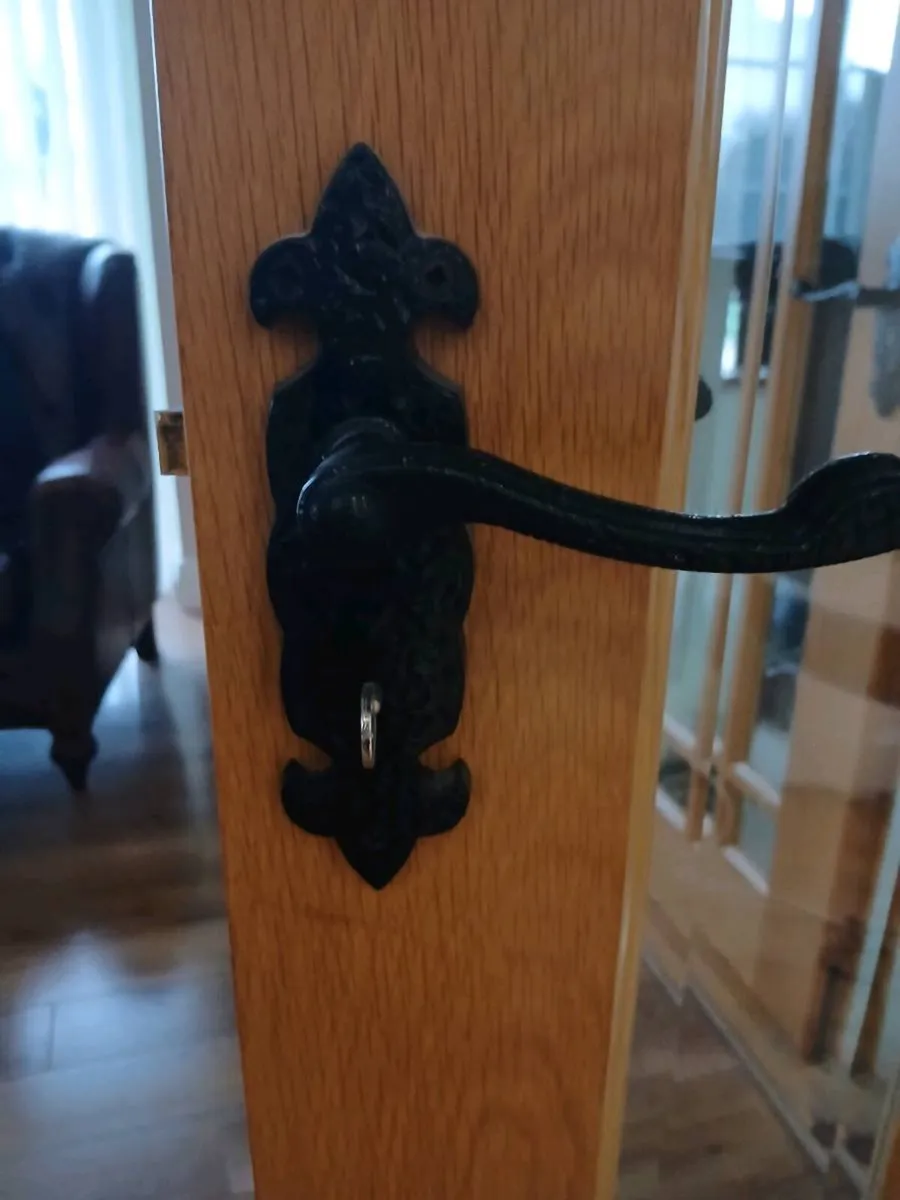 Solid oak doors with bevelled glass - Image 3