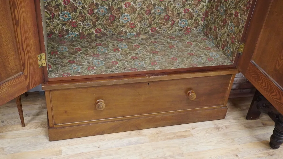Classic Victorian Mahogany Double Wardrobe - Image 4