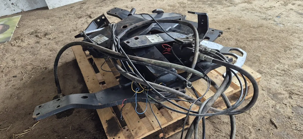 Loader brackets for NEW HOLLAND TSA - Image 3