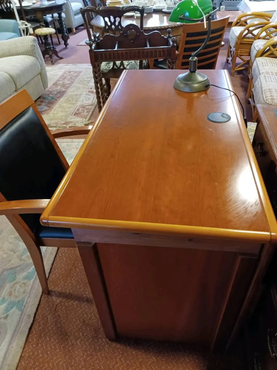 Modern office desk - Image 1