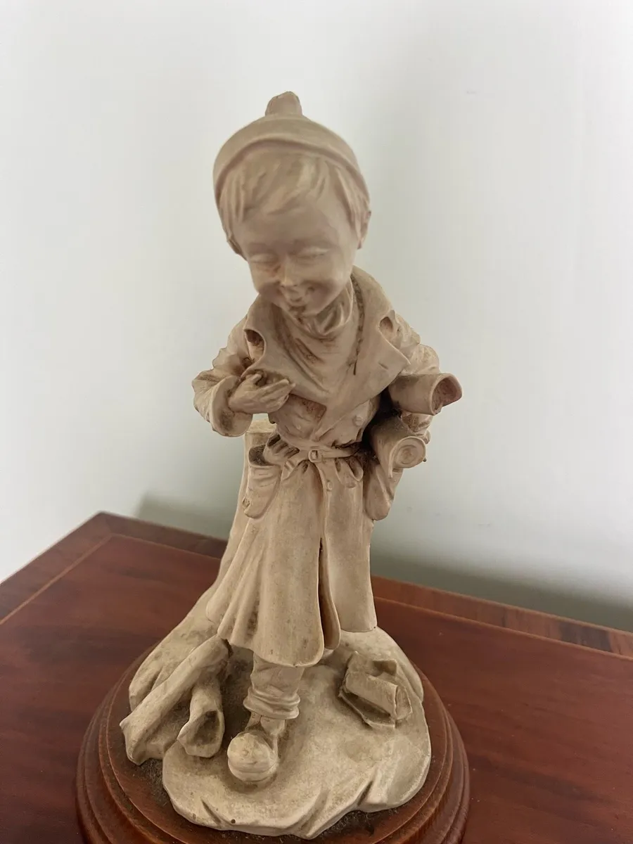 Capodimonte style Italian made figurine - Image 2
