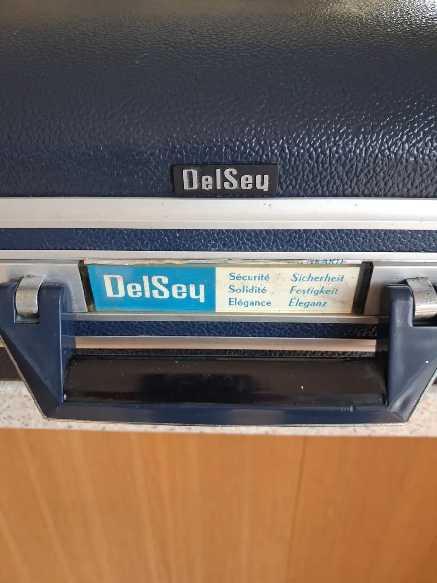 1970's DelSeu suitcase - Image 4