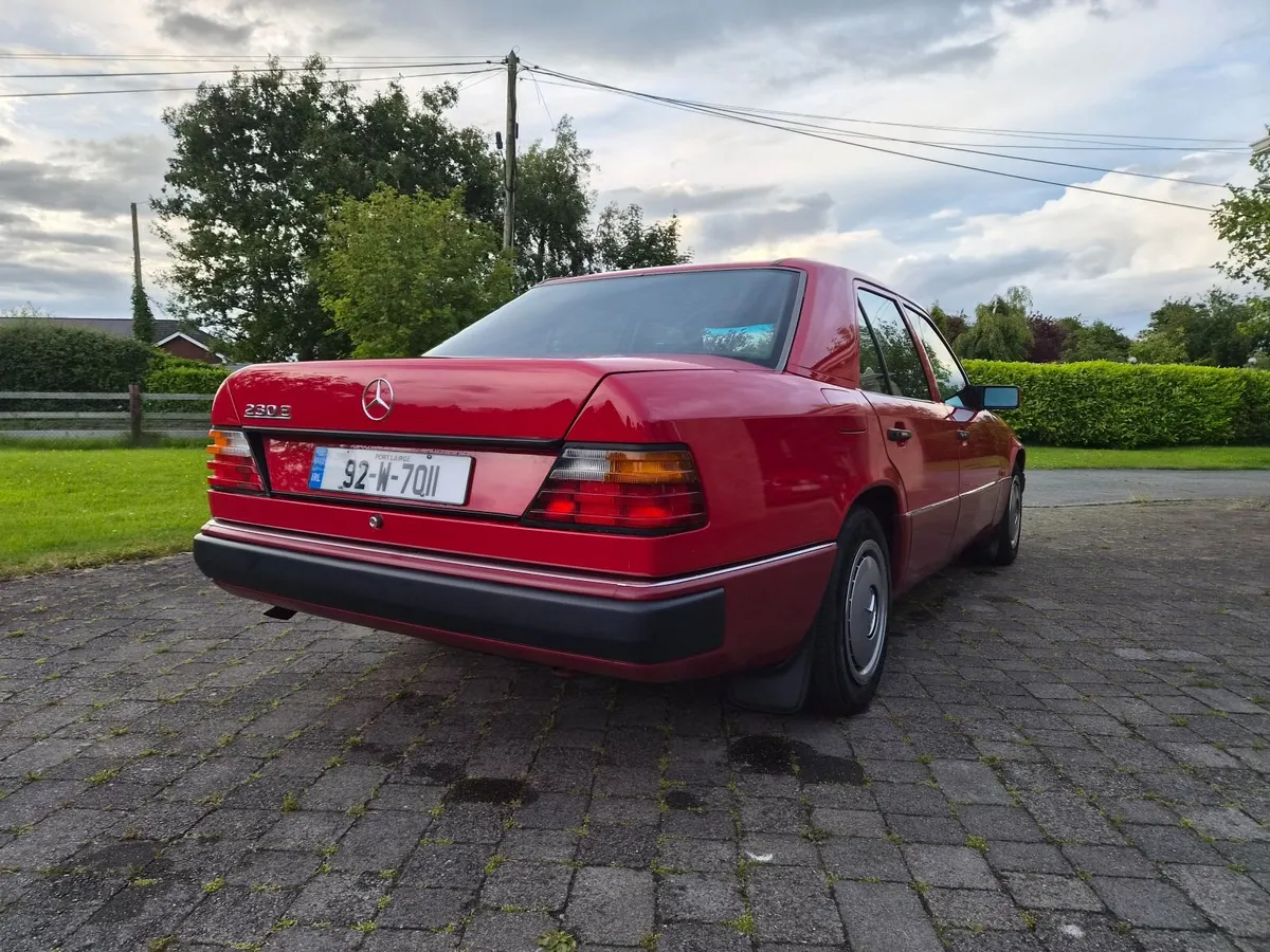 Mercedes-Benz E-Class 1992 - Image 2