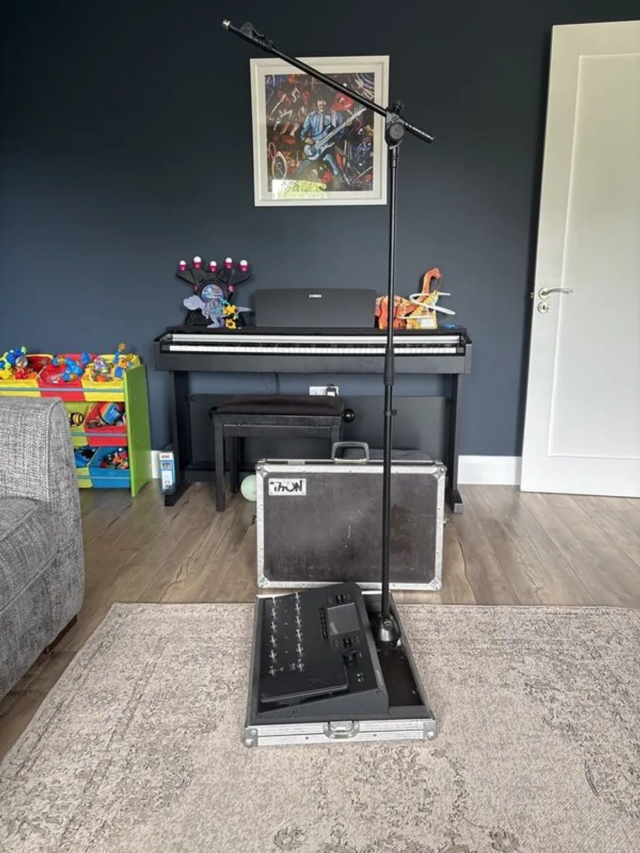 line 6 Helix LT with flight case modified for fitted mic stand - Image 3