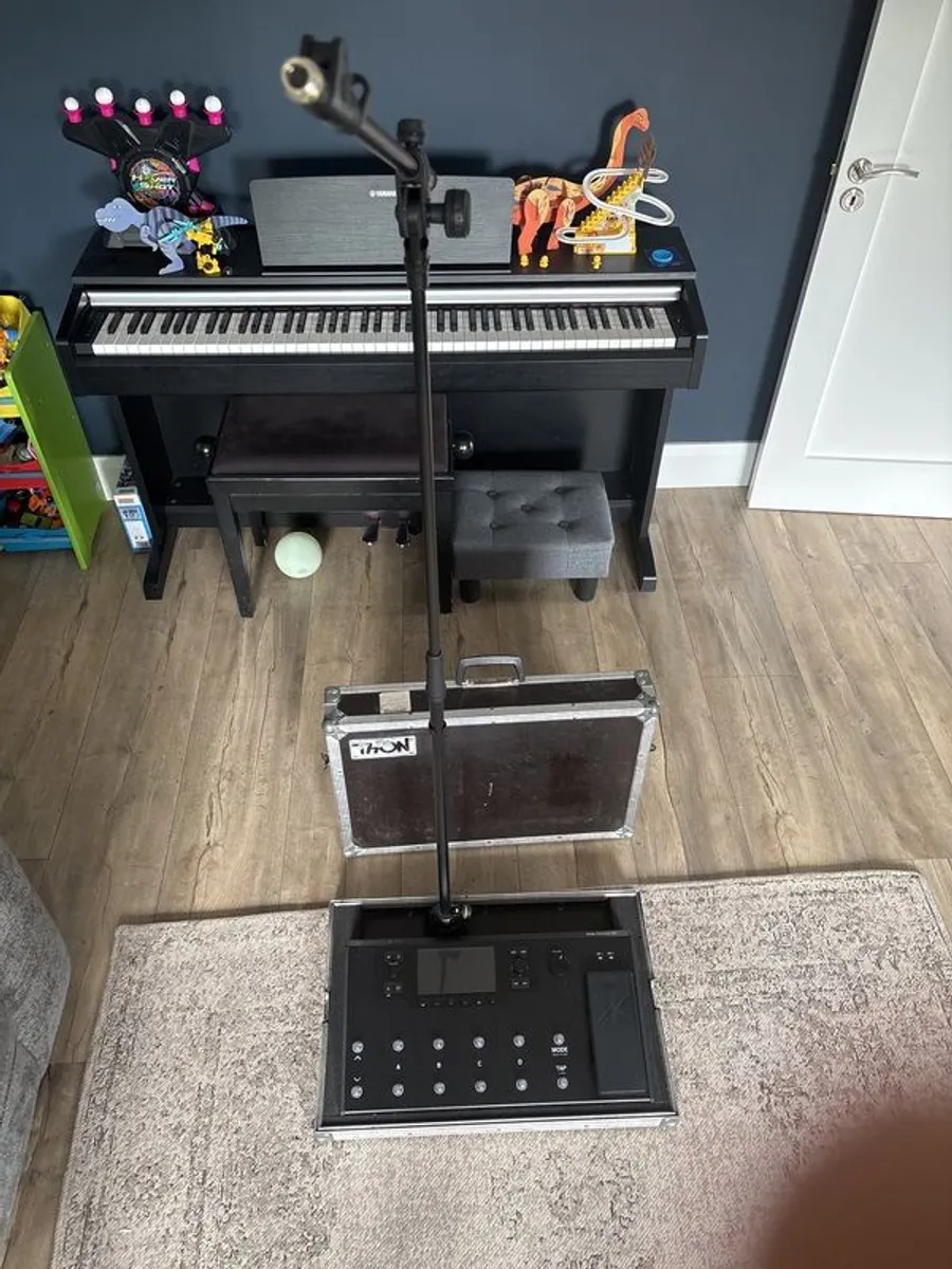 line 6 Helix LT with flight case modified for fitted mic stand - Image 1