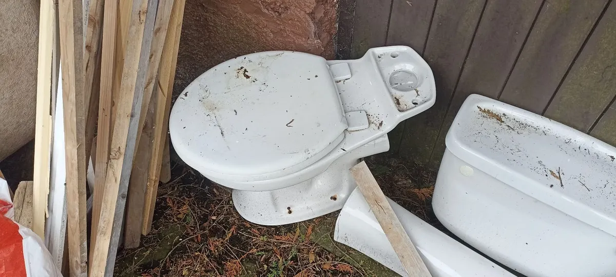 Close Couple WC &; Cistern - Image 1