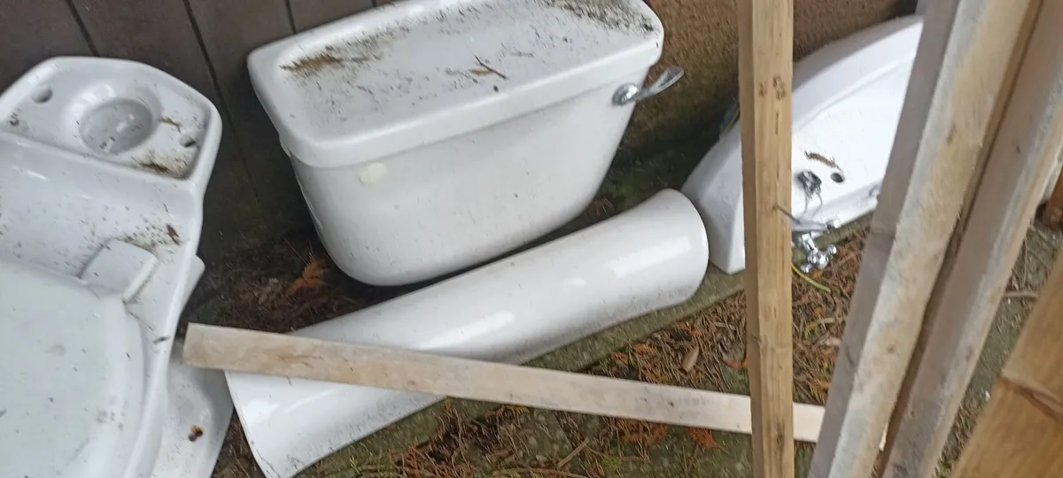 Close Couple WC &; Cistern - Image 3