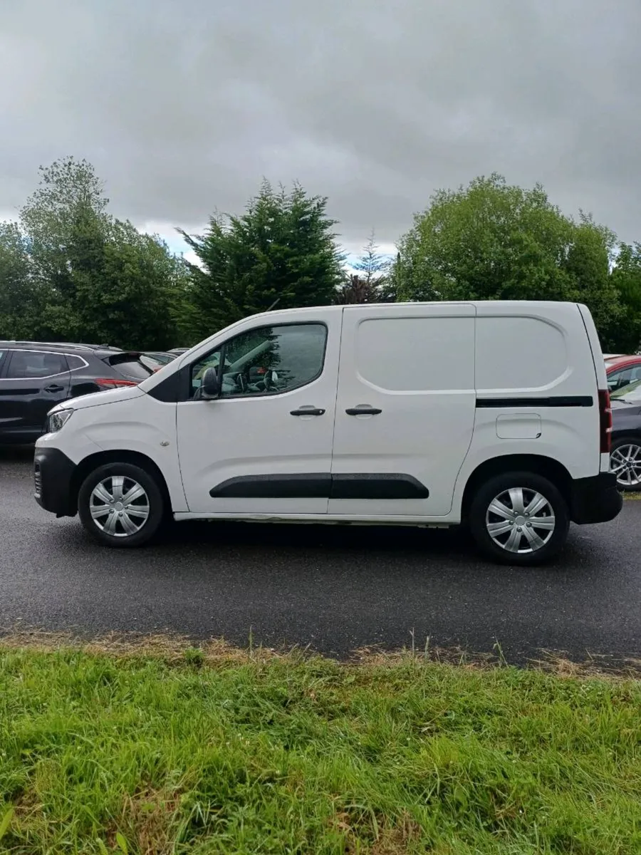 2019 Peoguet Partner 3 Seater - Image 4