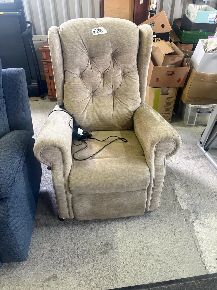 Lift and rise chair - Image 1