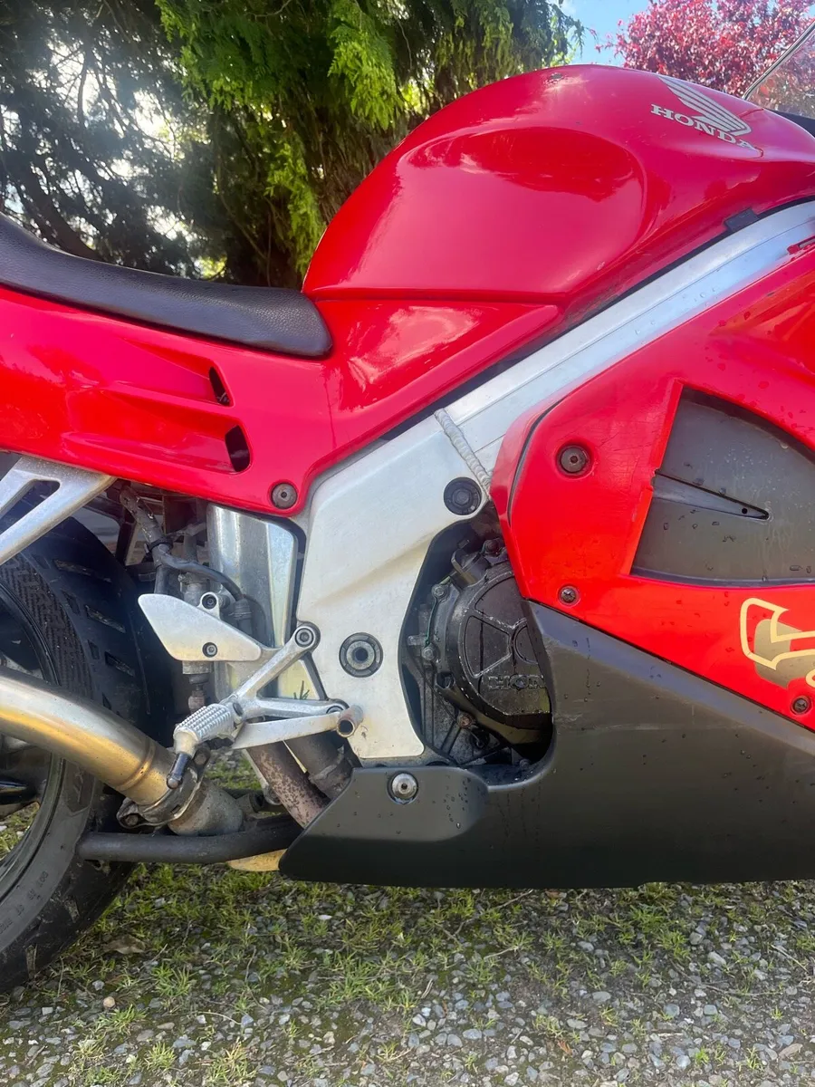 Honda VFR 750 RC36 - Image 3