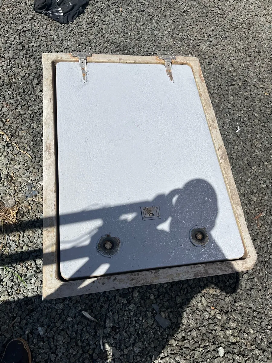 Flat watertight hatch - Image 1