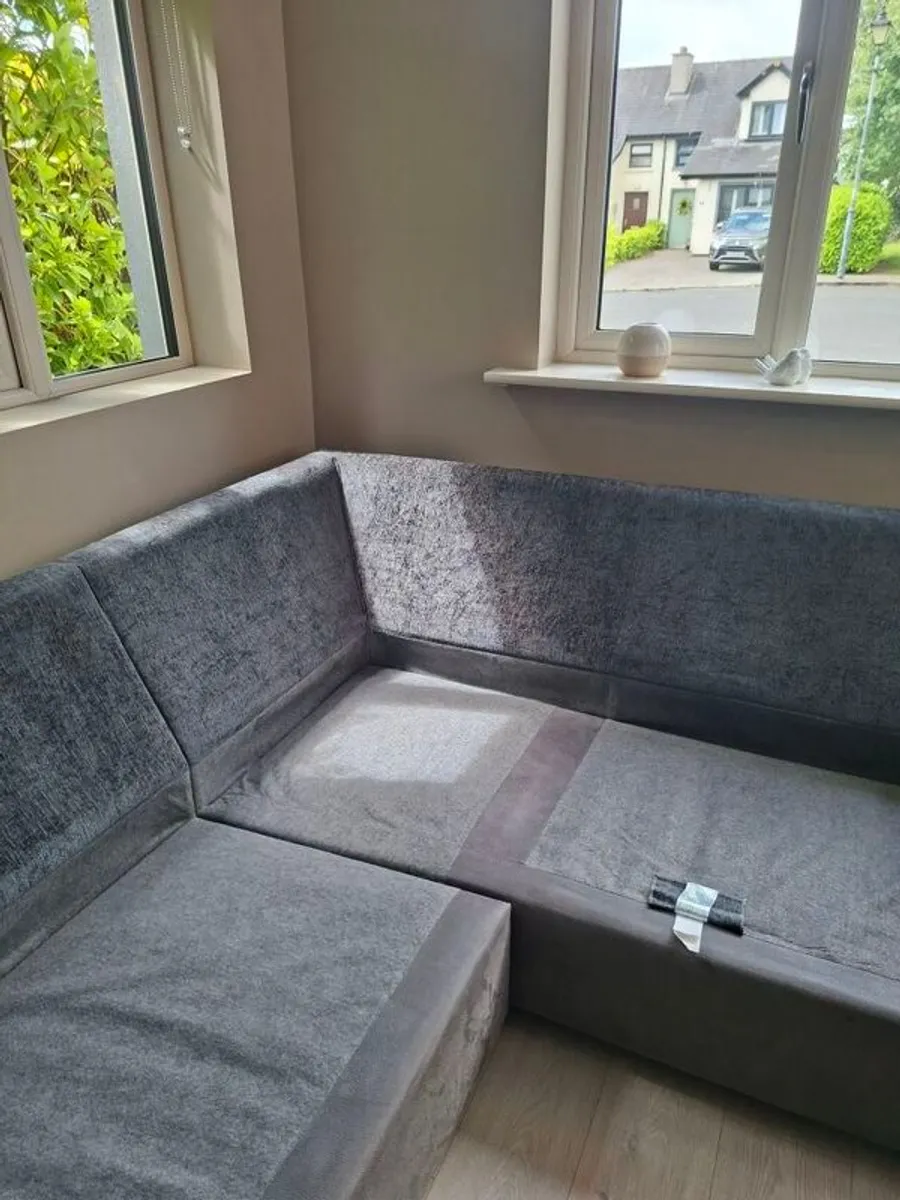 Immaculate Right-Hand Corner Sofa & Matching 2-Seater  Modern grey fabric right-hand corner sofa with matching 2-seater. - Image 4