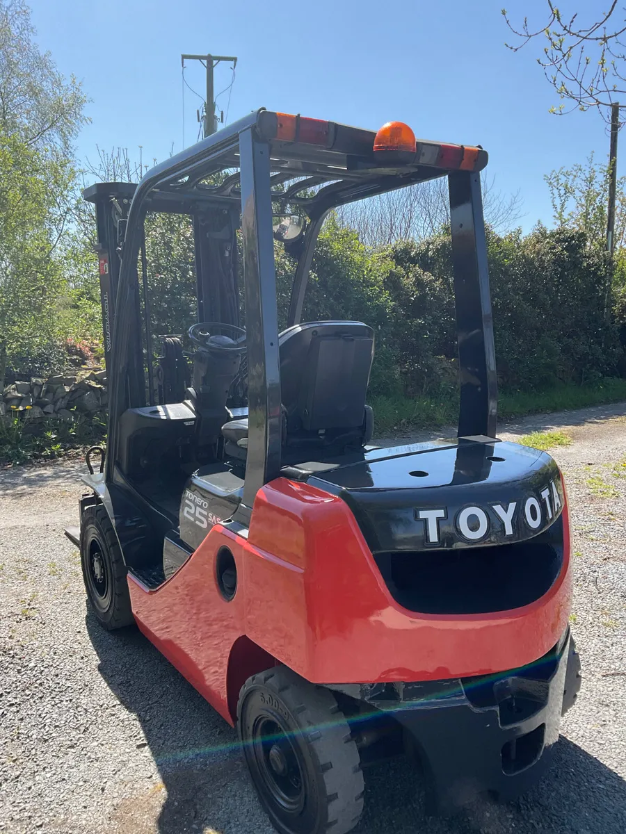 FORKLIFT - Image 1